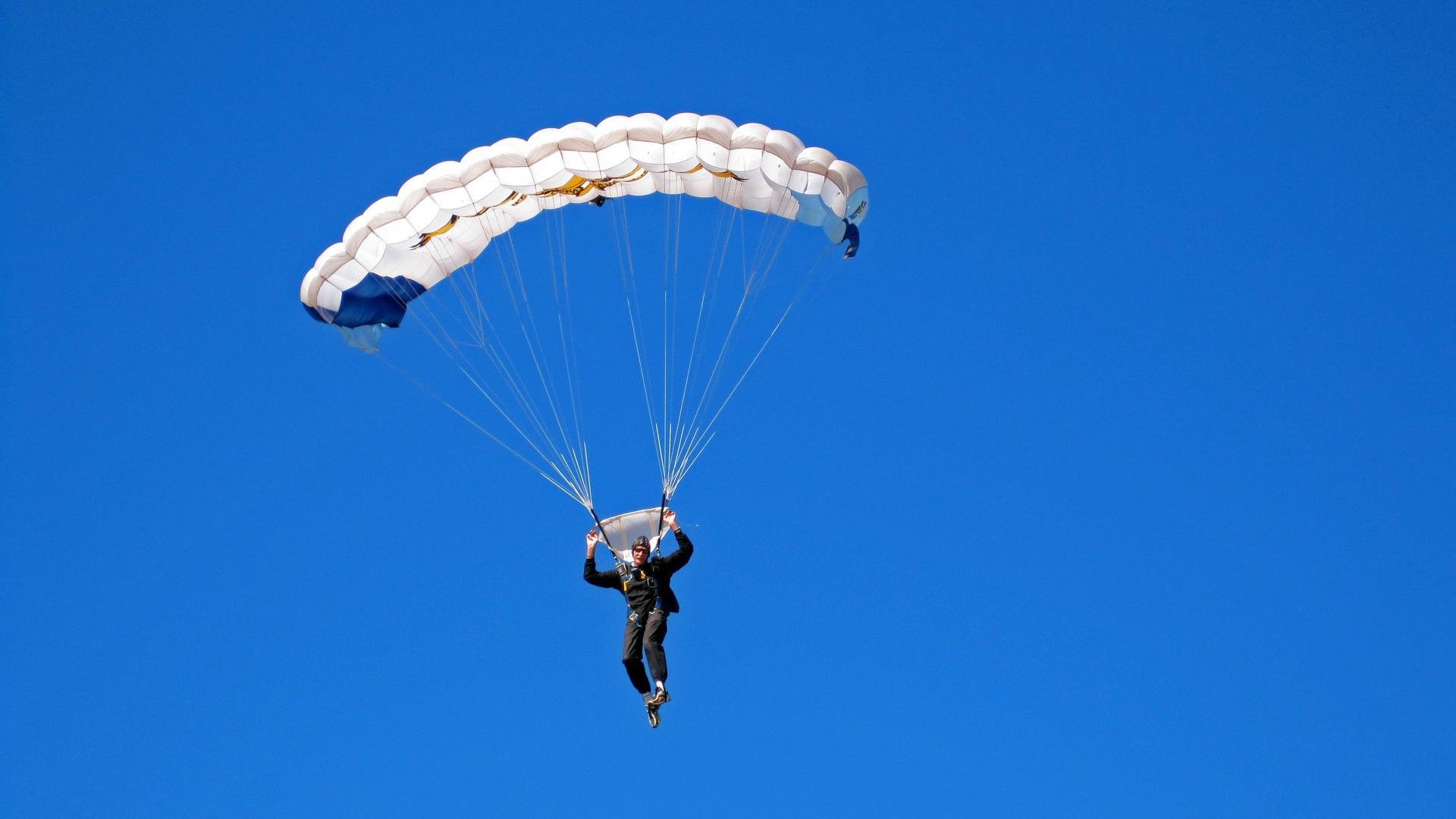 星空体育官网-最佳瞬间：王强决胜三分，场面点燃！